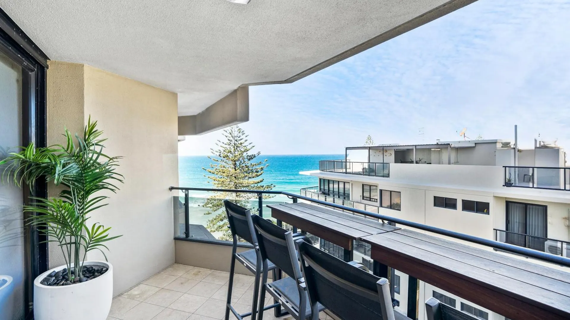 By The Beach - Clubb Coolum Beachside Resort Apartment