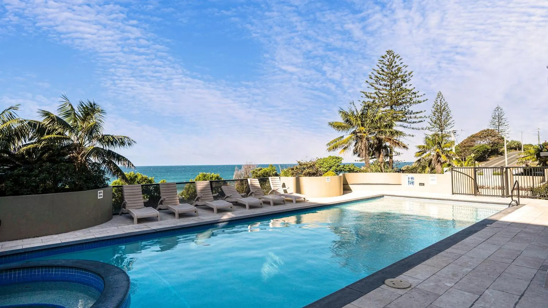 By The Beach - Clubb Coolum Beachside Resort Australia