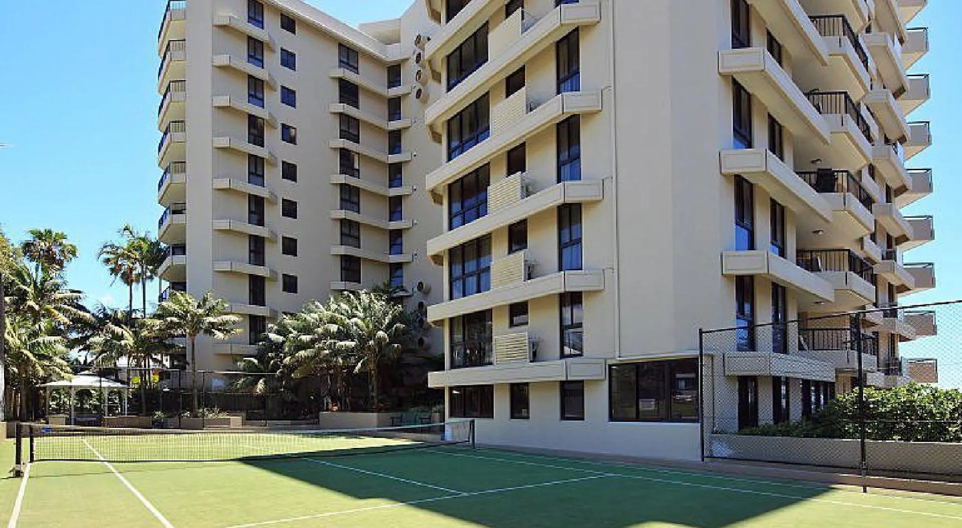 By The Beach - Clubb Coolum Beachside Resort Australia
